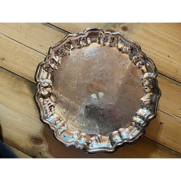 Leonard Silverplate Footed Round Serving Tray. Scalloped Edge. Floral pattern. - Picture 3 of 6